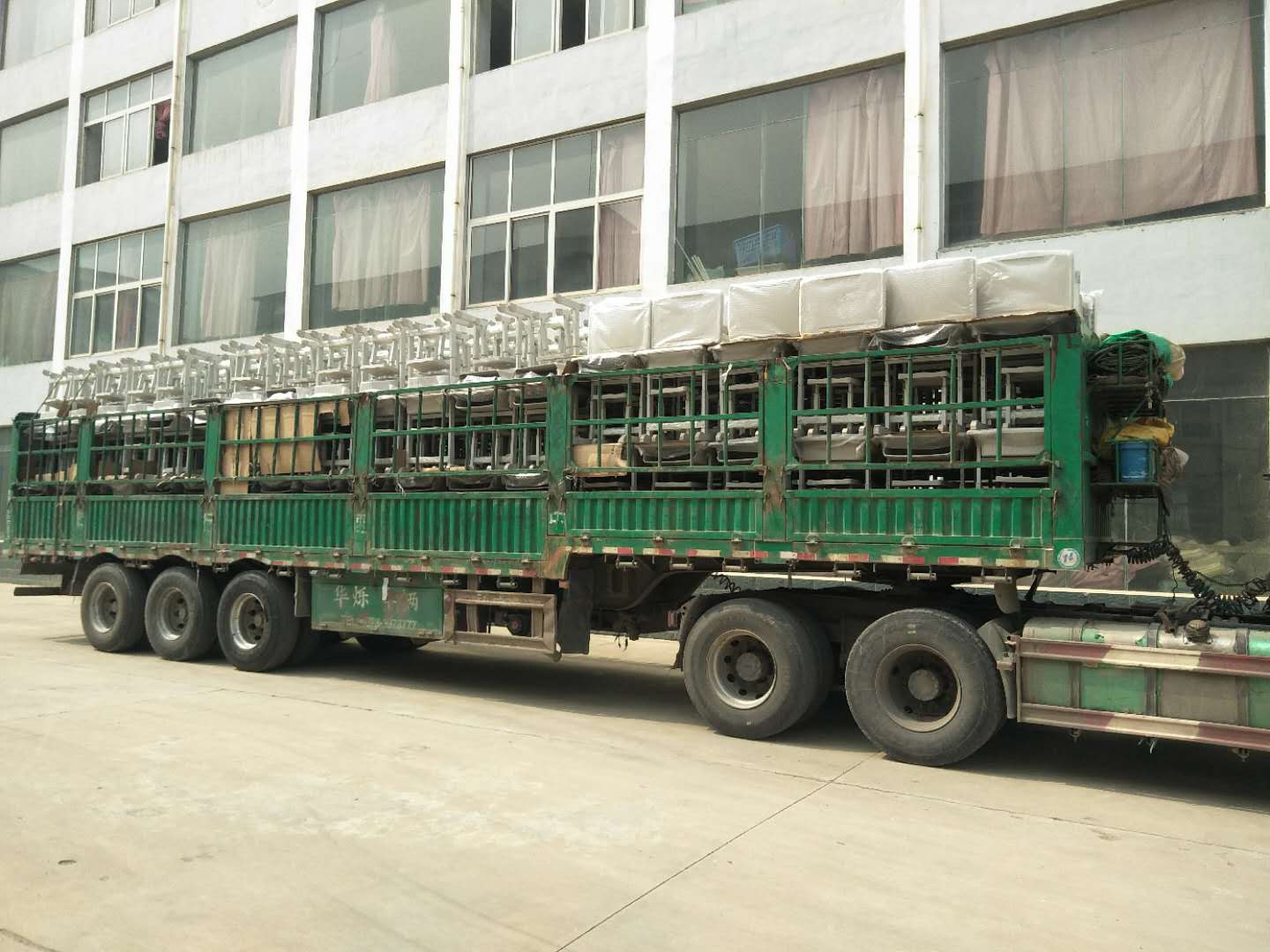 案例|睿學(xué)卓藝4000余套課桌椅批量發(fā)貨，交付客戶(hù)